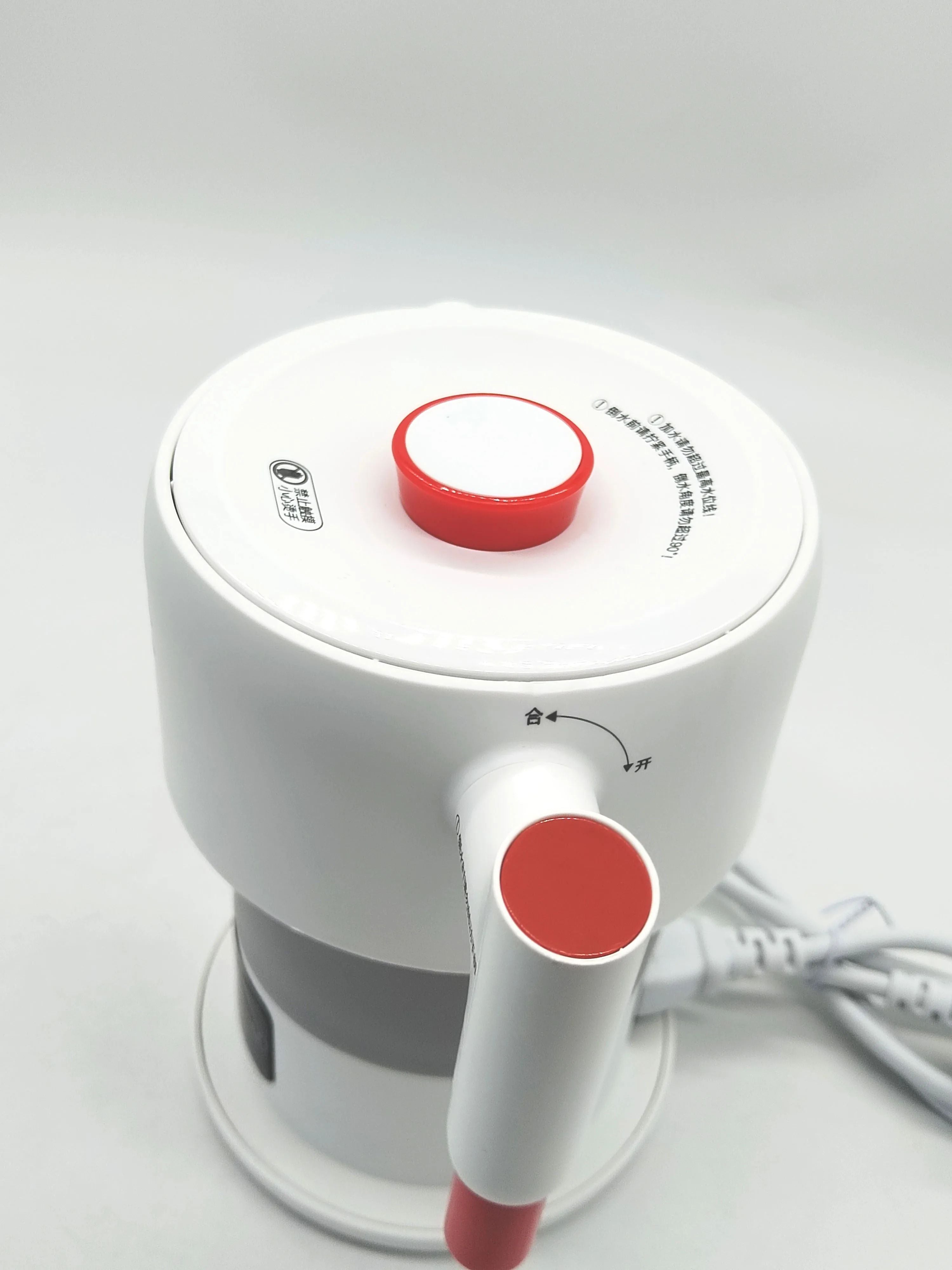 The new design of the digital thermostat shows that portable thermos flasks with adjustable electronic heater temperature.